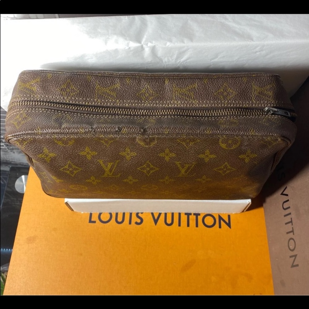 SOLDAuthentic Louis Vuitton Monogram Toilette 28 Cosmetic Bag - Picture 5 of 12